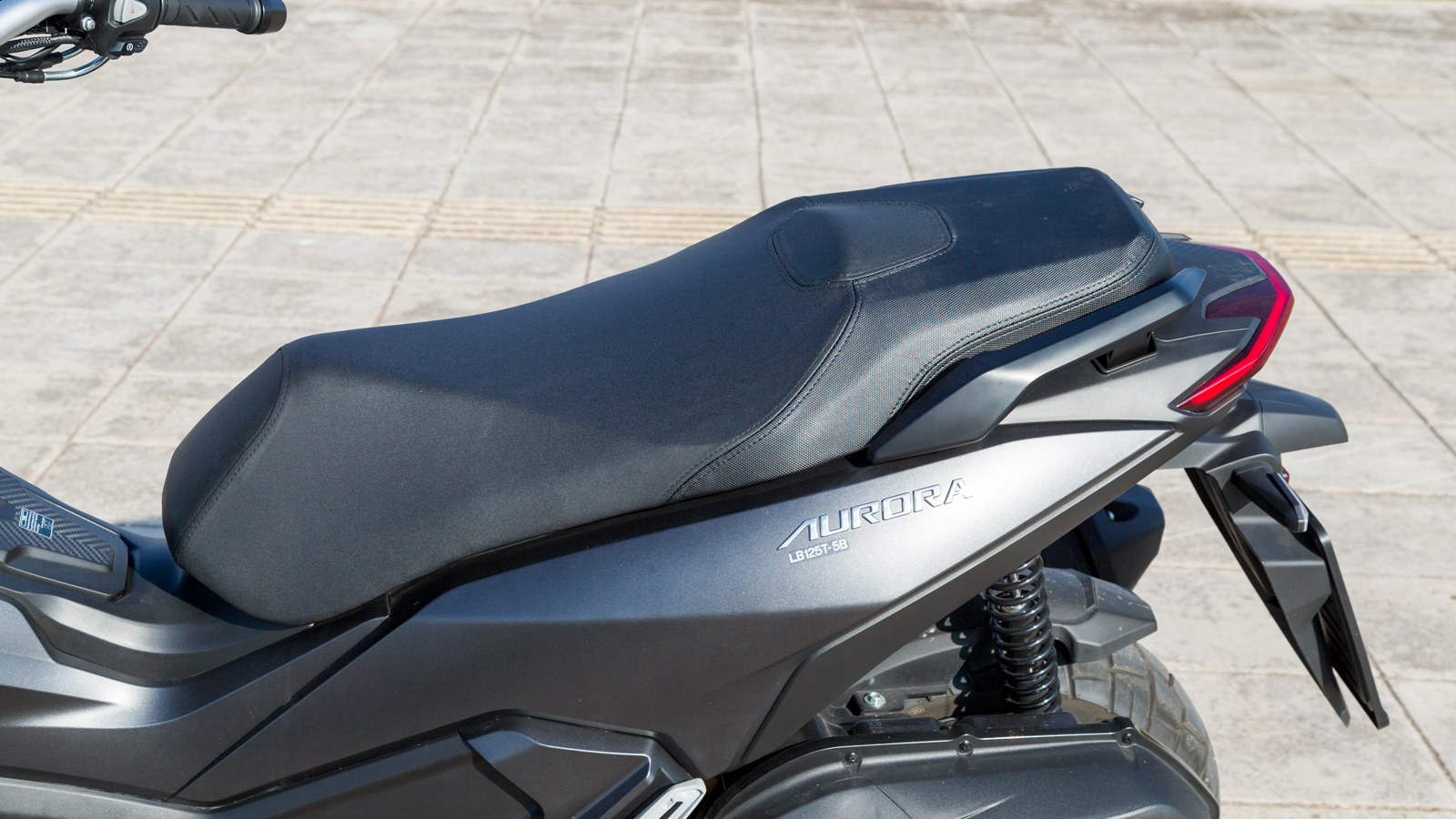 Τα άνω και τα κάτω άκρα σχηματίζουν με τον κορμό ένα άνετο τρίγωνο.