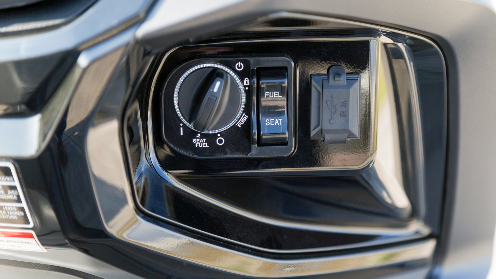 Το σύστημα keyless στο οποίο μάς έχουν καλομάθει οι κατασκευαστές φροντίζει και εδώ να μας διευκολύνει.