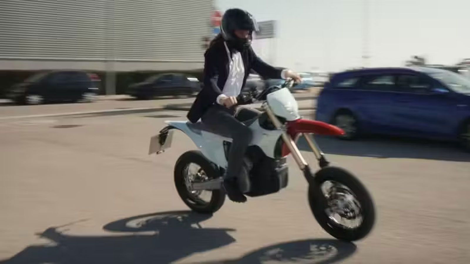 Η Stark Varg SM ξεχωρίζει από την enduro έκδοση χάρη στις ζάντες 17 ιντσών με ασφάλτινα ελαστικά. Διατηρεί, ωστόσο, τα ίδια κορυφαία τεχνικά χαρακτηρι