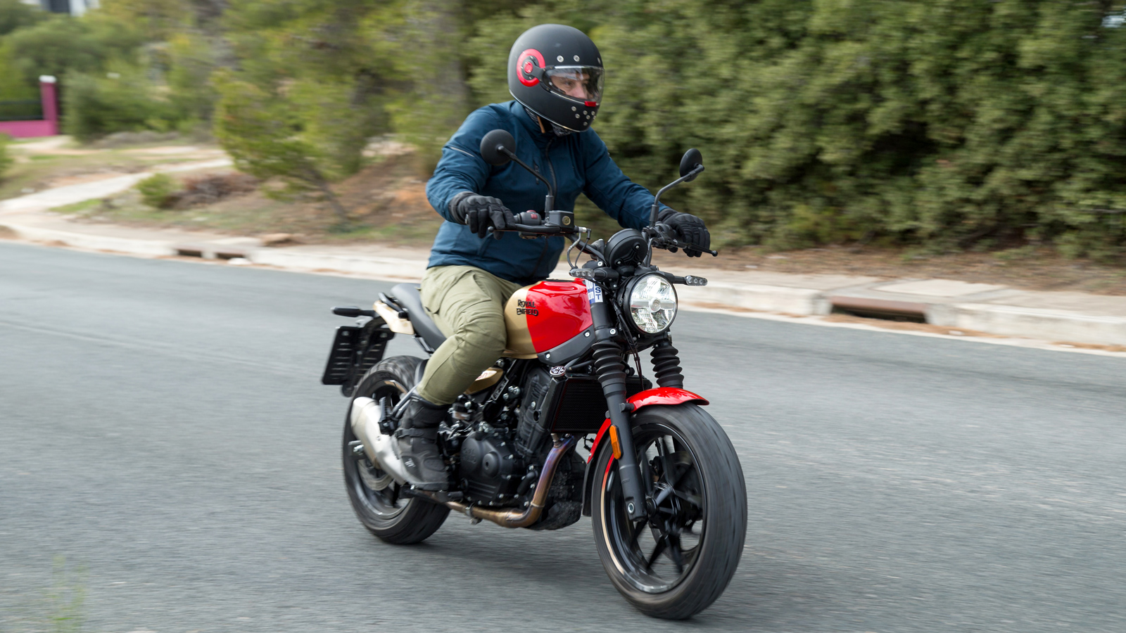  Όσο η Guerilla κινείται τόσο ενισχύει την εντύπωση μιας σταθερής και στιβαρής μοτοσυκλέτας που μπορεί να κάνει αρκετά χιλιόμετρα και οι καθημερινές μ