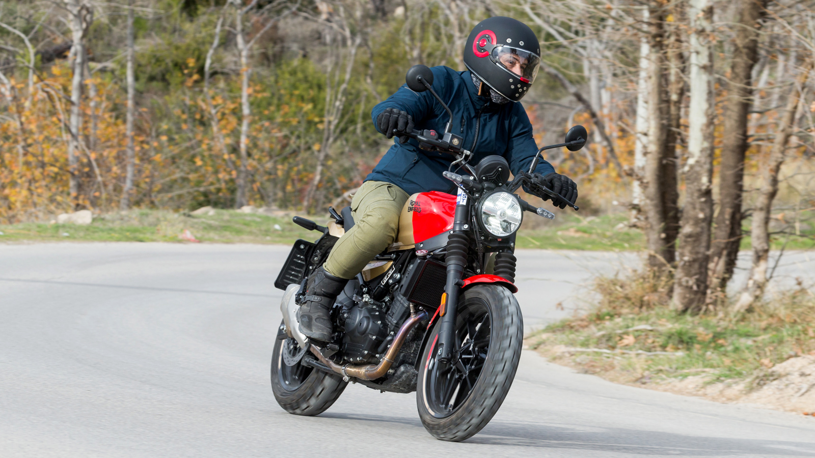 Μετά την επιτυχία της Himalayan, η Royal Enfield χρησιμοποίησε την adventure μονοκύλινδρη πλατφόρμα της για να δημιουργήσει τη Guerilla 450.