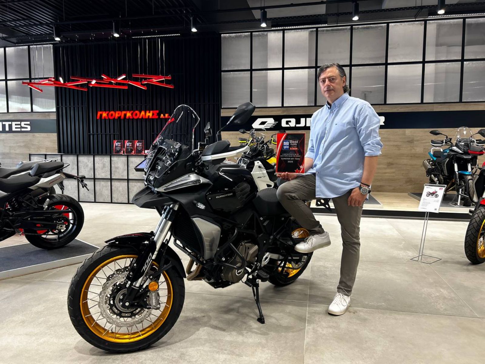 Παράδοση Βραβείου στον Θοδωρή Νικολάου για το QJMotor SRT700S ως η Μοτοσυκλέτα με το καλύτερο Value For Money