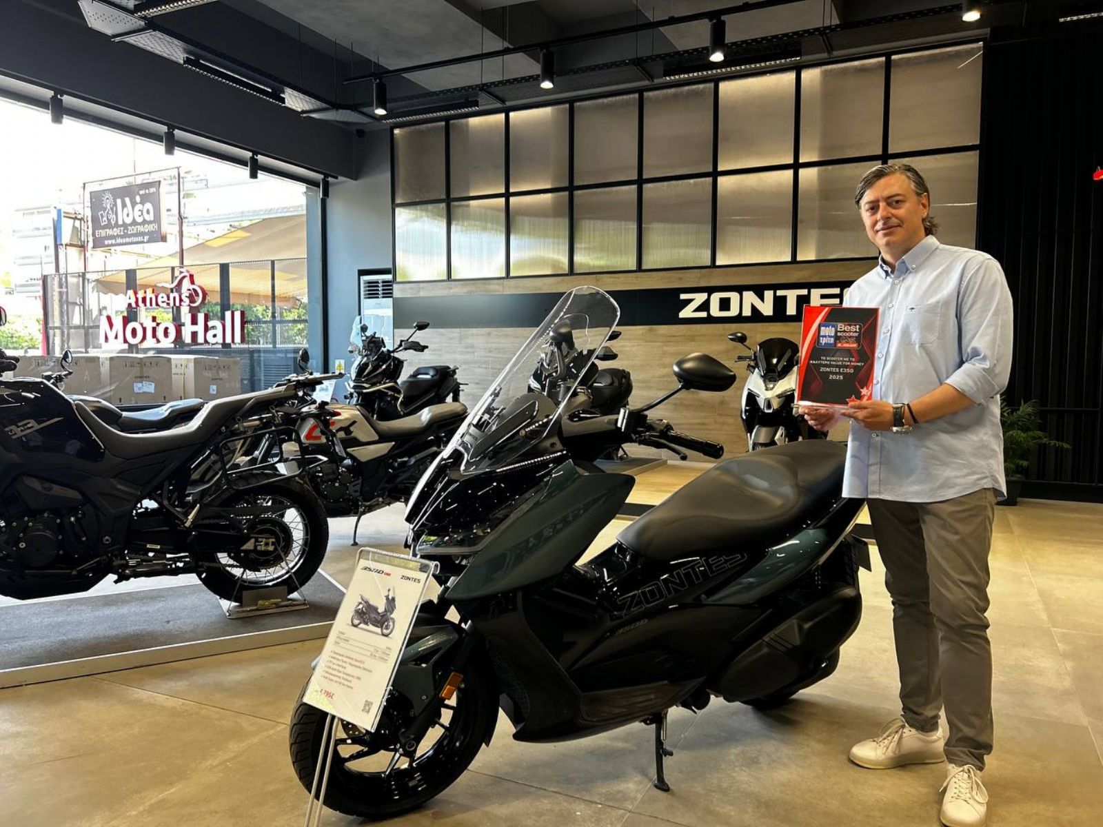 Παράδοση Βραβείου στον Θοδωρή Νικολάου για το Zontes E350 ως το scooter με το καλύτερο Value For Money