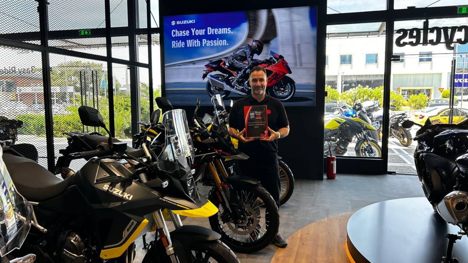 Παράδοση Βραβείου Best Moto 2025 στον Θοδωρή Μαρούλη, Product Manager της Suzuki, για τo V-STROM 800 ως η πιο αξιόπιστη μοτοσυκλέτα 