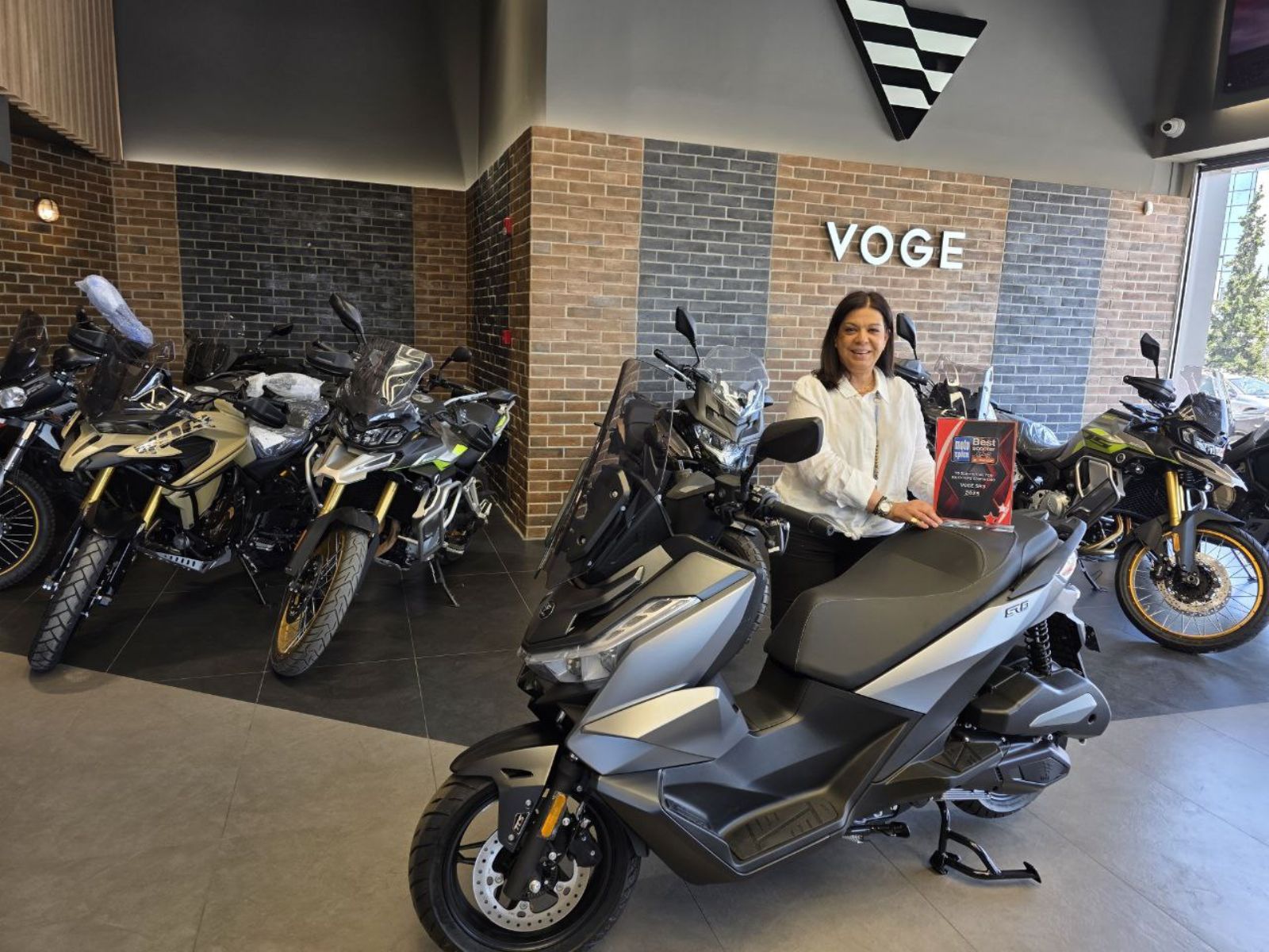 Παράδοση Βραβείου Best Moto 2025 στην Μαρία Ροτσάκη για το Voge SR3 ως το Scooter με τον καλύτερο εξοπλισμό!