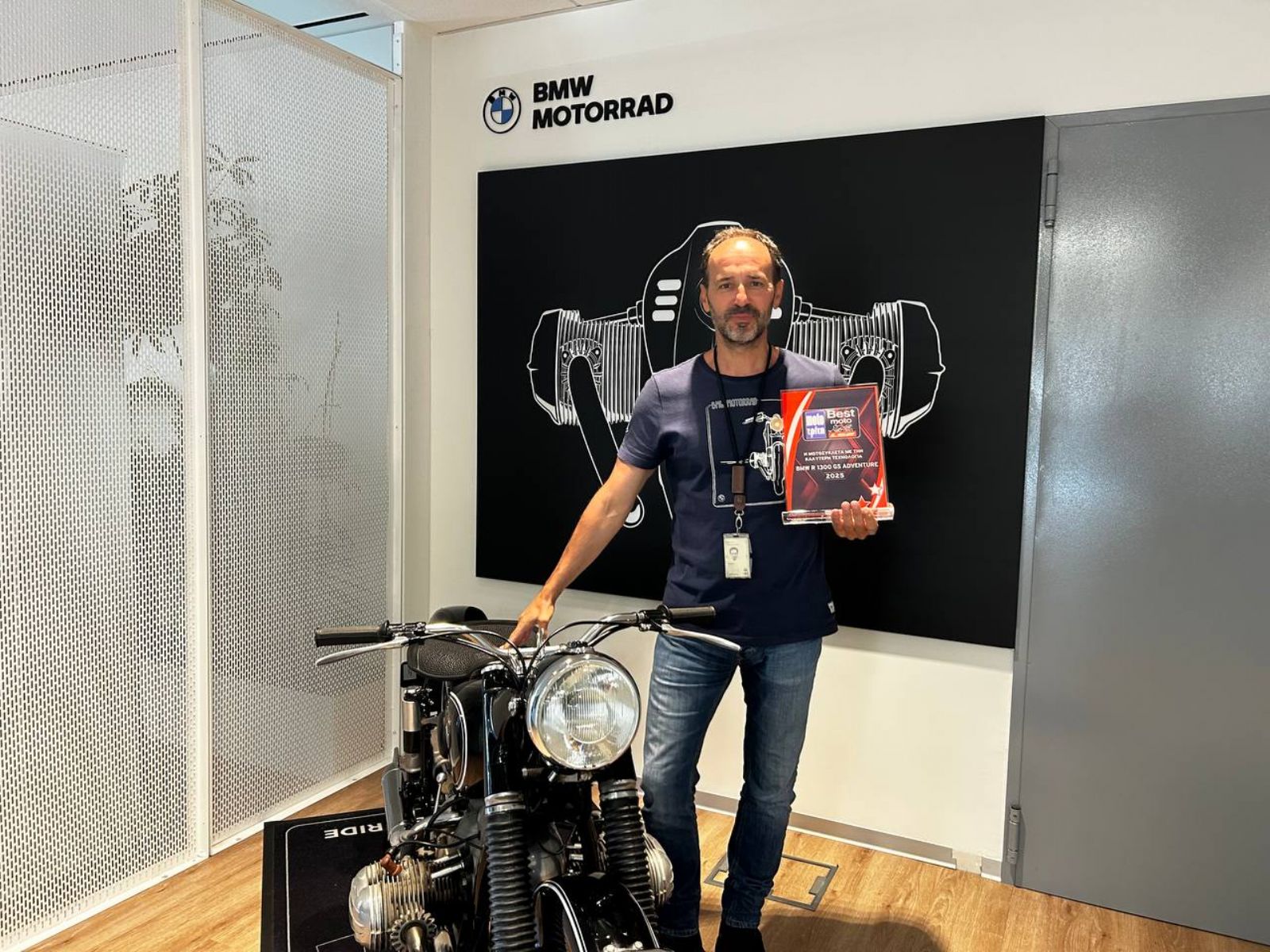 Παράδοση Βραβείου Best Moto 2025 στον Γιάννη Δουλγερίδη, BMW Motorrad Manager για την BMW R 1300 GS Adventure ως την μοτοσυκλέτα με την καλύτερη τεχνο