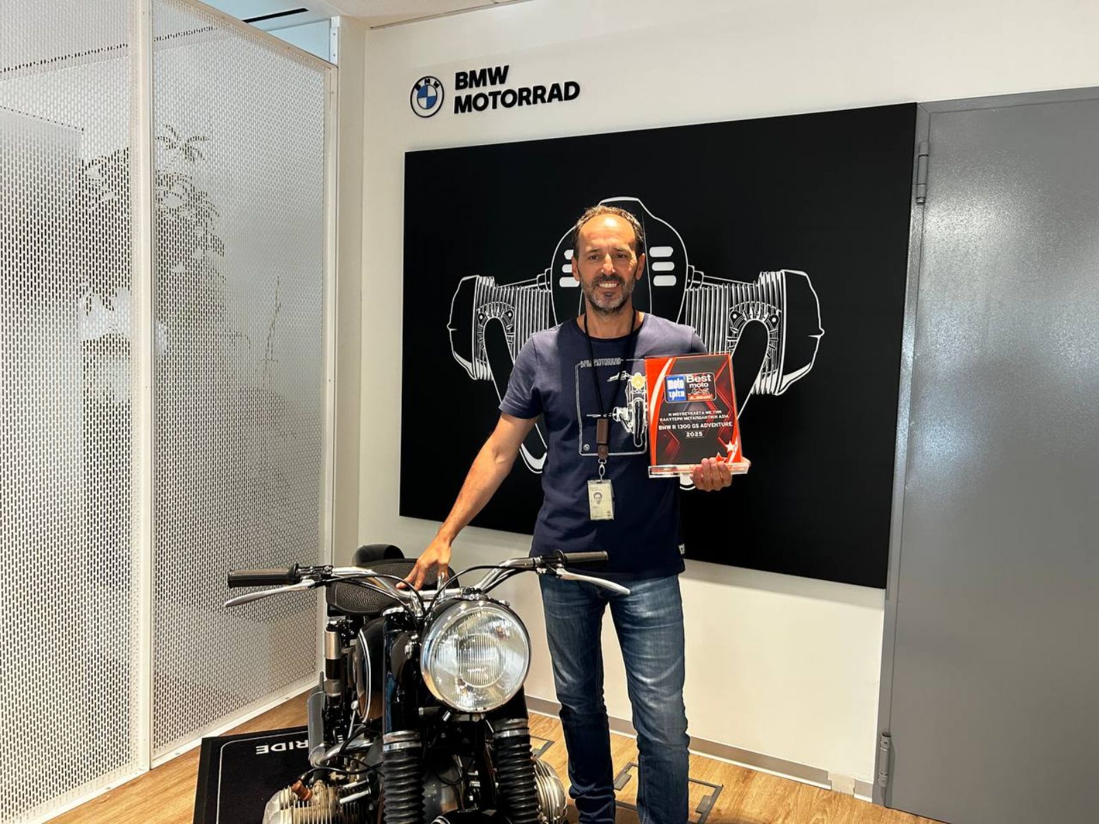 Παράδοση Βραβείου Best Moto 2025 στον Γιάννη Δουλγερίδη, BMW Motorrad Manager για την BMW R 1300 GS Adventure ως την Μοτοσυκλέτα με την καλύτερη μεταπ