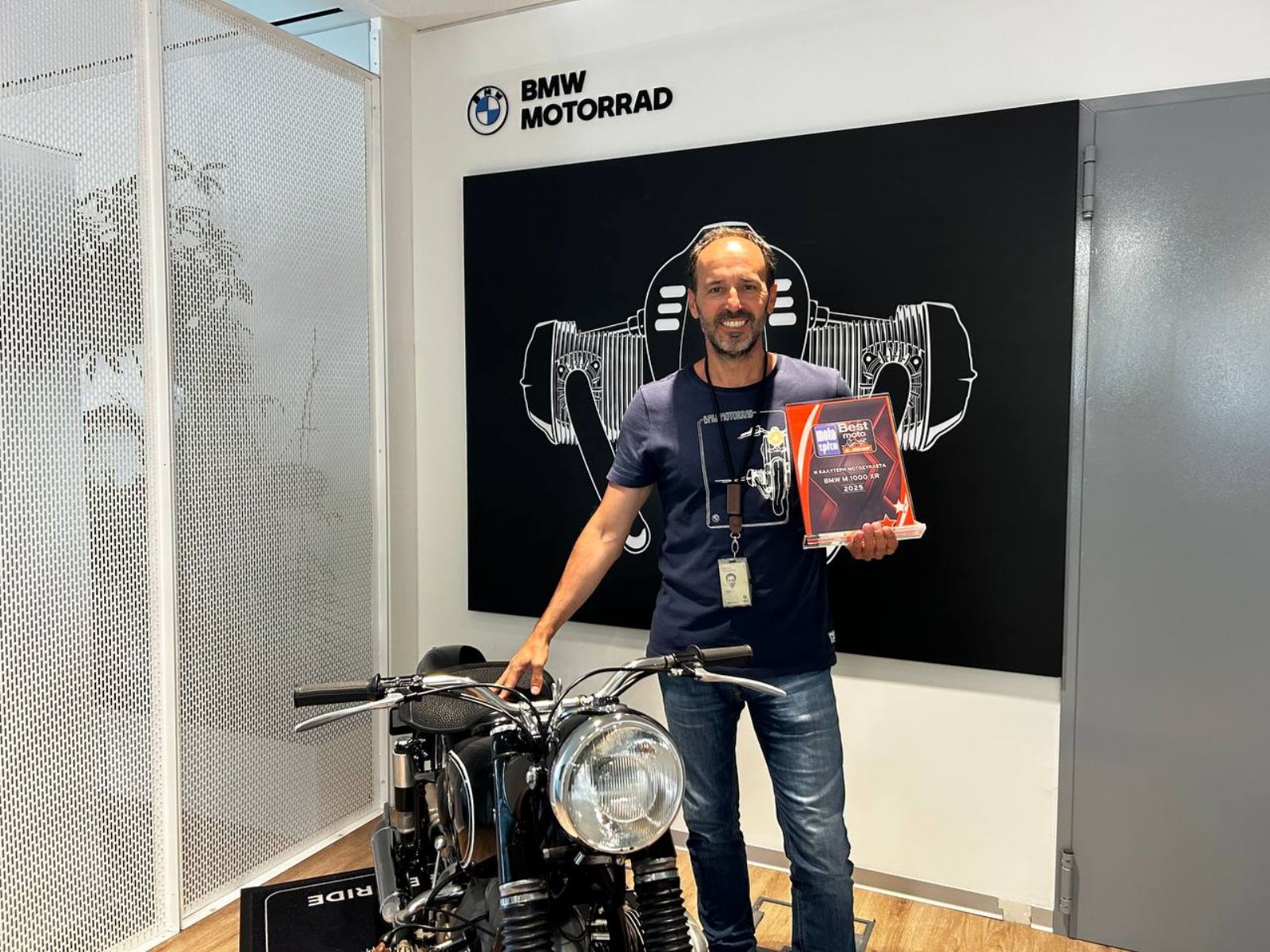 Παράδοση Βραβείου Best Moto 2025 στον Γιάννη Δουλγερίδη, BMW Motorrad Manager για την BMW M 1000 XR ως την καλύτερη Μοτοσυκλέτα!