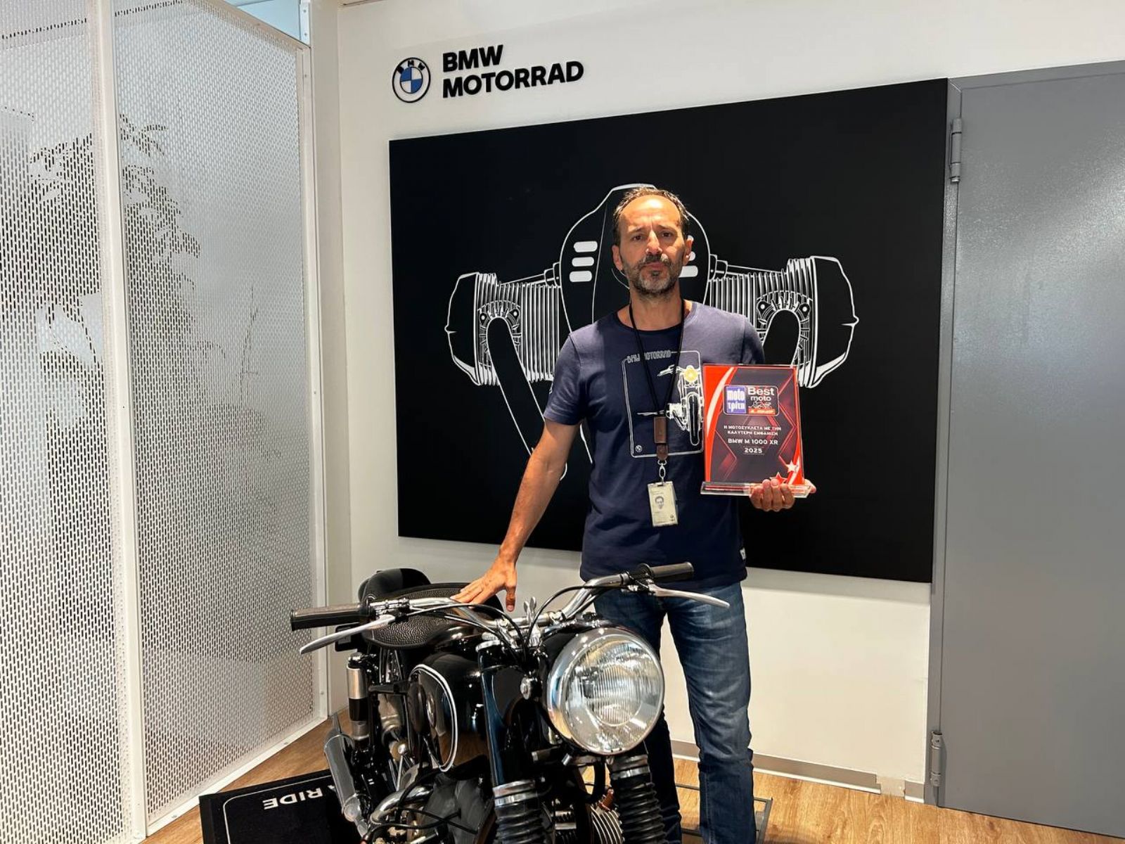 Παράδοση Βραβείου Best Moto στον Γιάννη Δουλγερίδη, BMW Motorrad Manager για το BMW M 100 XR ως την μοτοσυκλέτα με την καλύτερη εμφάνιση!