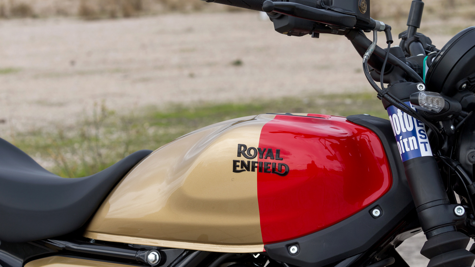 Το ρεζερβουάρ είναι μεταλλικό, γεγονός που προσθέτει μεν βάρος αλλά δίνει έξτρα πόντους στην ποιότητα κατασκευής και στην ευκολία της οδήγησης.