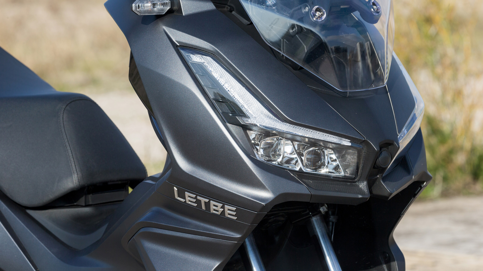 Οι ελαφρώς γωνιώδεις LED προβολείς τού προσδίδουν μια κάπως «θυμωμένη» όψη, ενώ στο τελείωμά τους μετατρέπονται σε φώτα ημέρας που τοποθετούνται κάθετ