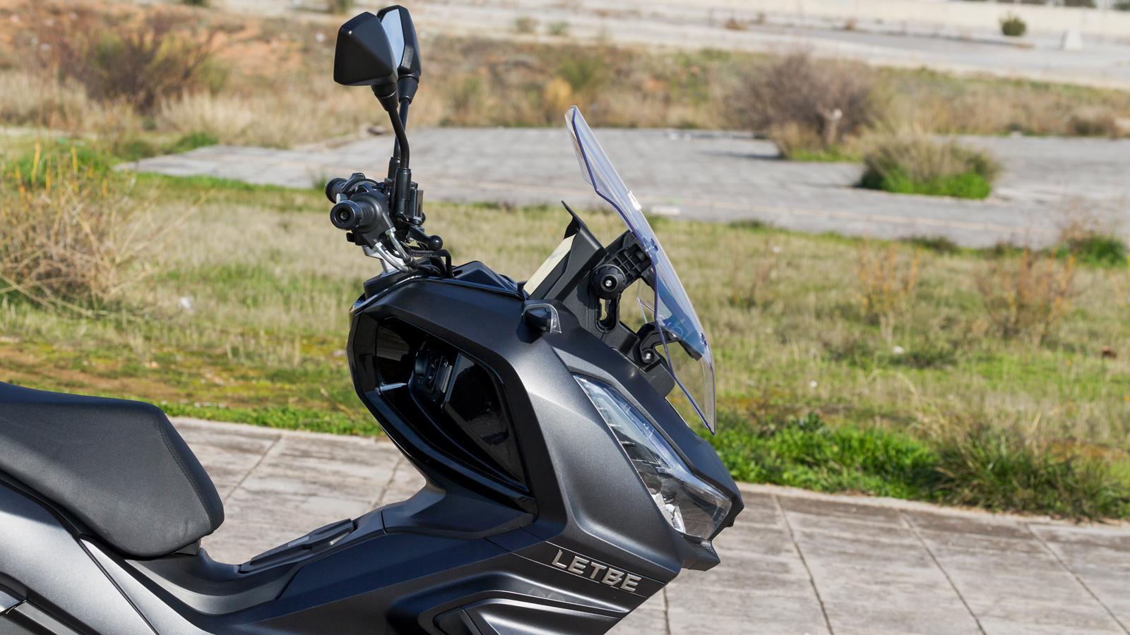 Έχει γίνει πολύ καλή δουλειά στην κατασκευή του, μιας που κανένα πλαστικό δεν τρέμει ή τρίζει.