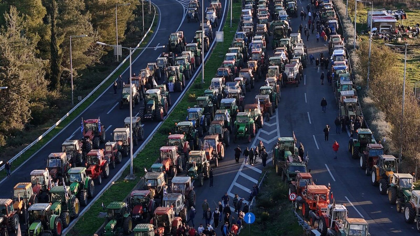 Η εικόνα της Ελλάδας από το μεσημέρι της Πέμπτης έχει αλλάξει δραματικά, καθώς οι αγρότες της Θεσσαλίας προχώρησαν σε μαζικούς αποκλεισμούς των κεντρι