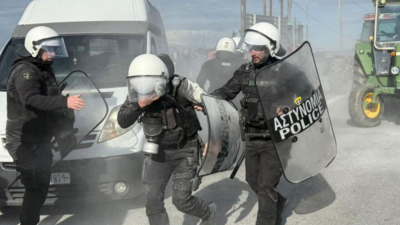 Στη Νίκαια, η κατάσταση ξέφυγε περισσότερο όταν επιχειρήθηκε η σύλληψη του αγροτοσυνδικαλιστή Χρήστου Σιδερόπουλου, δημιουργώντας έκρηξη αντιδράσεων κ