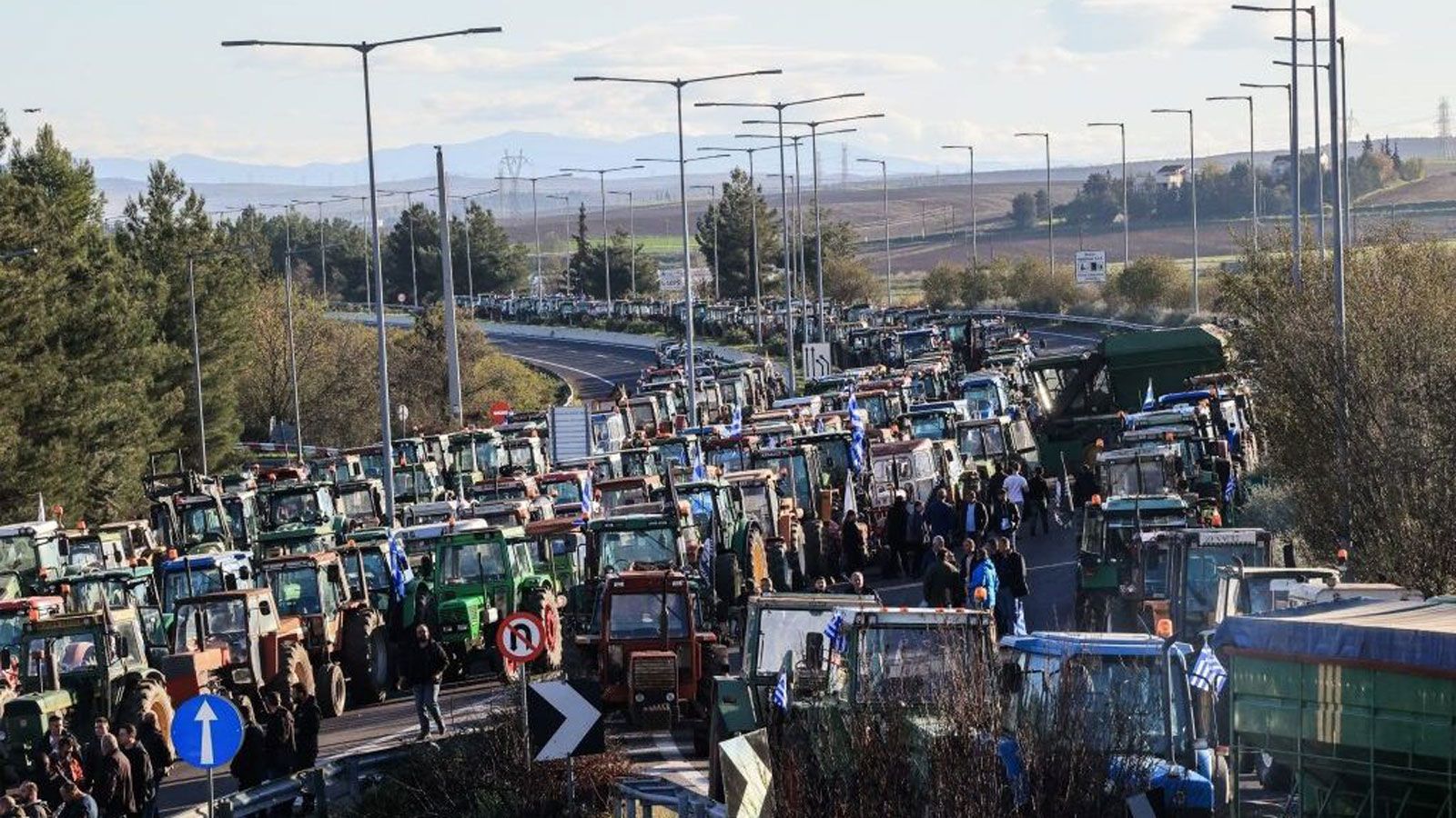 Με τα τρακτέρ να ανεβαίνουν στον Ε65 και στην ΠΑΘΕ, η χώρα ουσιαστικά χωρίστηκε στα δύο, με την κυκλοφορία να διοχετεύεται σε παρακαμπτήριους και να δ