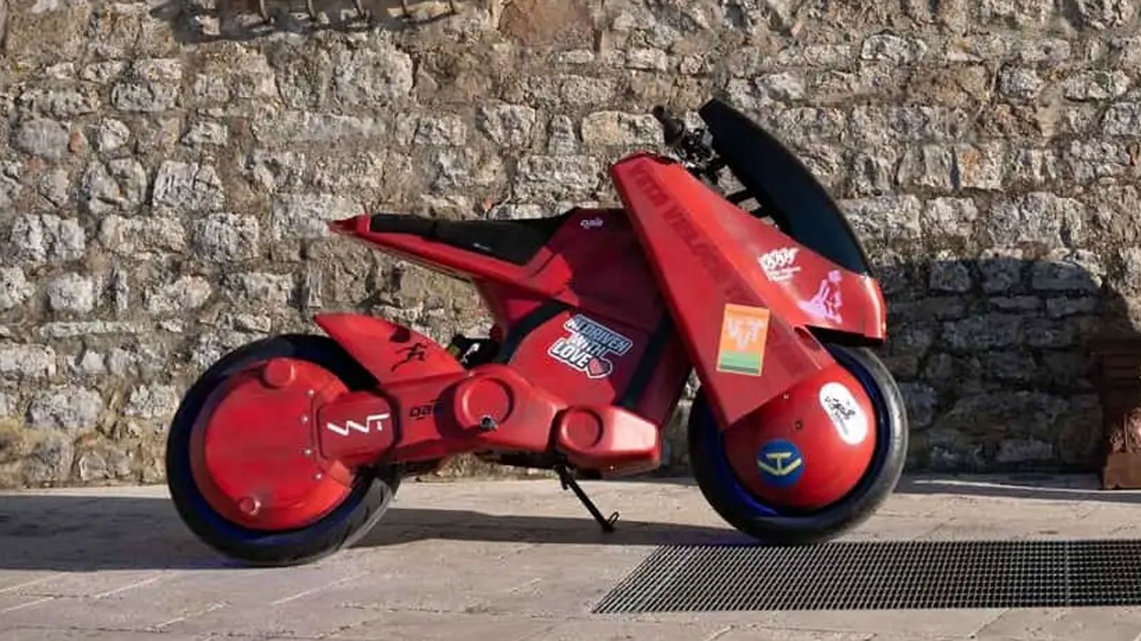 Η παρουσίαση ήταν καθαρή, στρογγυλεμένη, όμορφα σκηνοθετημένη – αλλά αρνήθηκε την ίδια της την καταγωγή. 