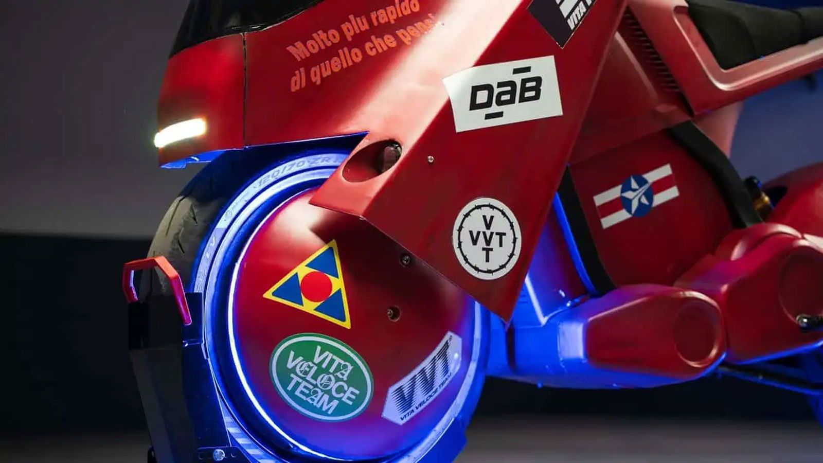 Το τελικό αποτέλεσμα είναι όμορφο, επιβλητικό, με σωστές καμπύλες, στάση επιθετική και design που φωνάζει «εμπνεύστηκα από κάτι μεγάλο».