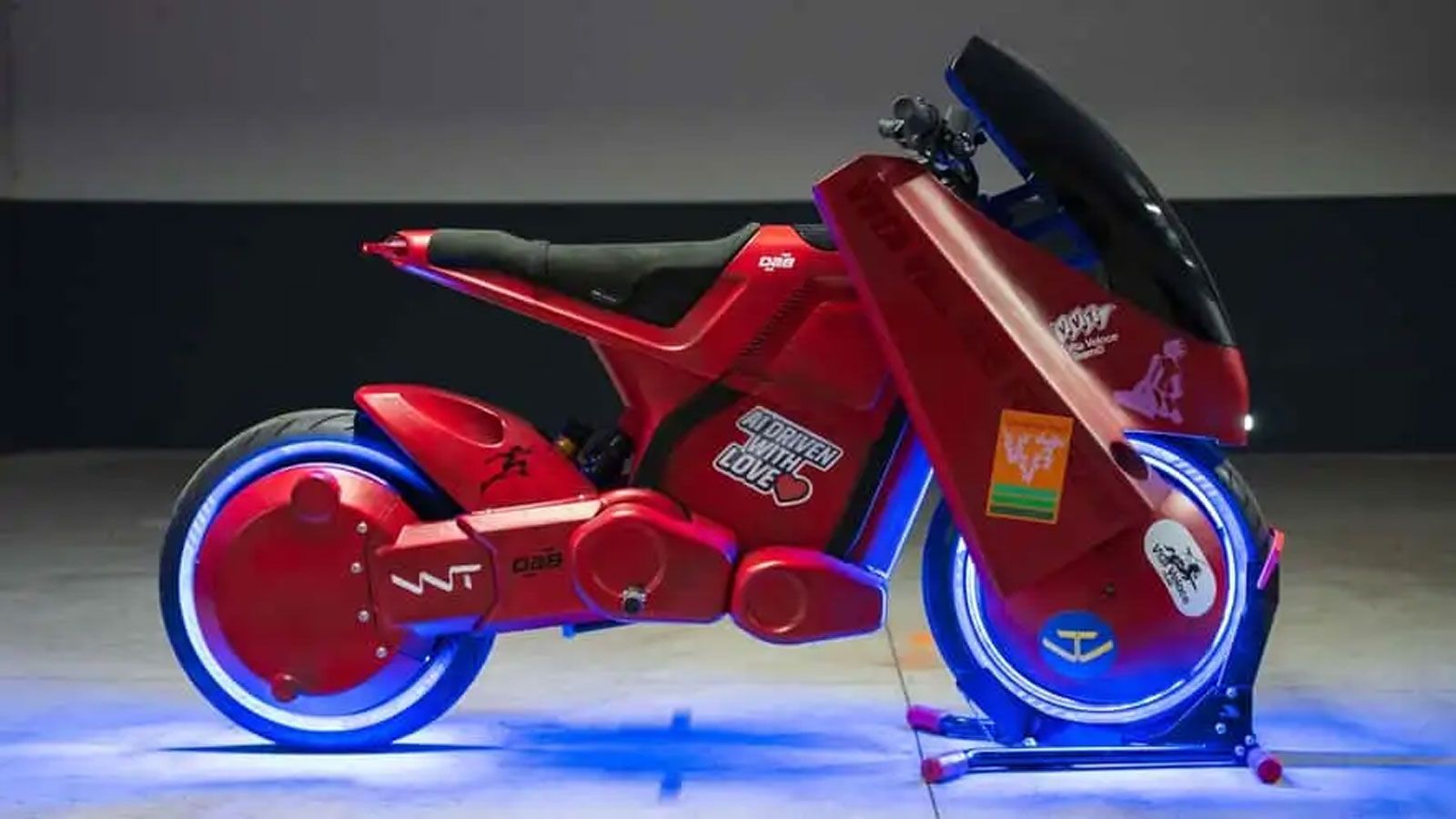 Αυτό το δίτροχο αφιέρωμα στο Akira δεν το σχεδίασε η Τεχνητή Νοημοσύνη. Το σχεδίασε η Ανθρώπινη Νοσταλγία.