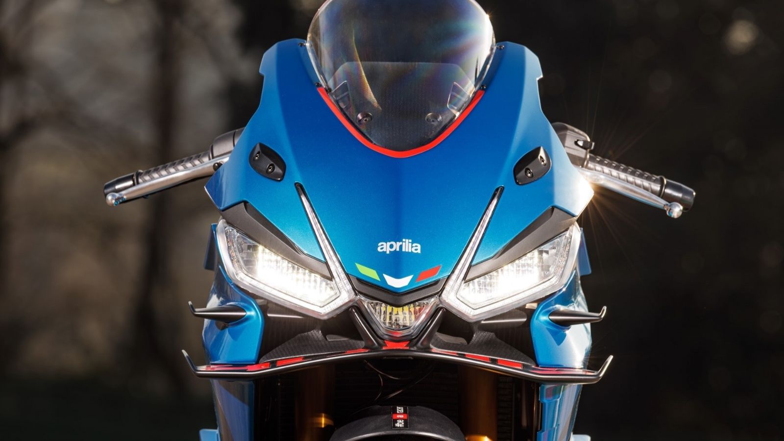 Νέα αεροδυναμικά βοηθήματα στο φαίρινγκ της Aprilia RS660.