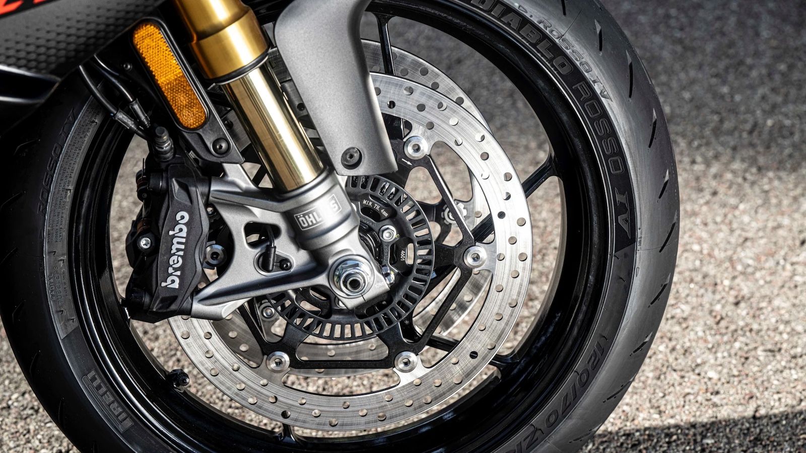 Brembo και Ohlins είναι τα ονόματα που ξεχωρίζουν στην έκδοση Factory.