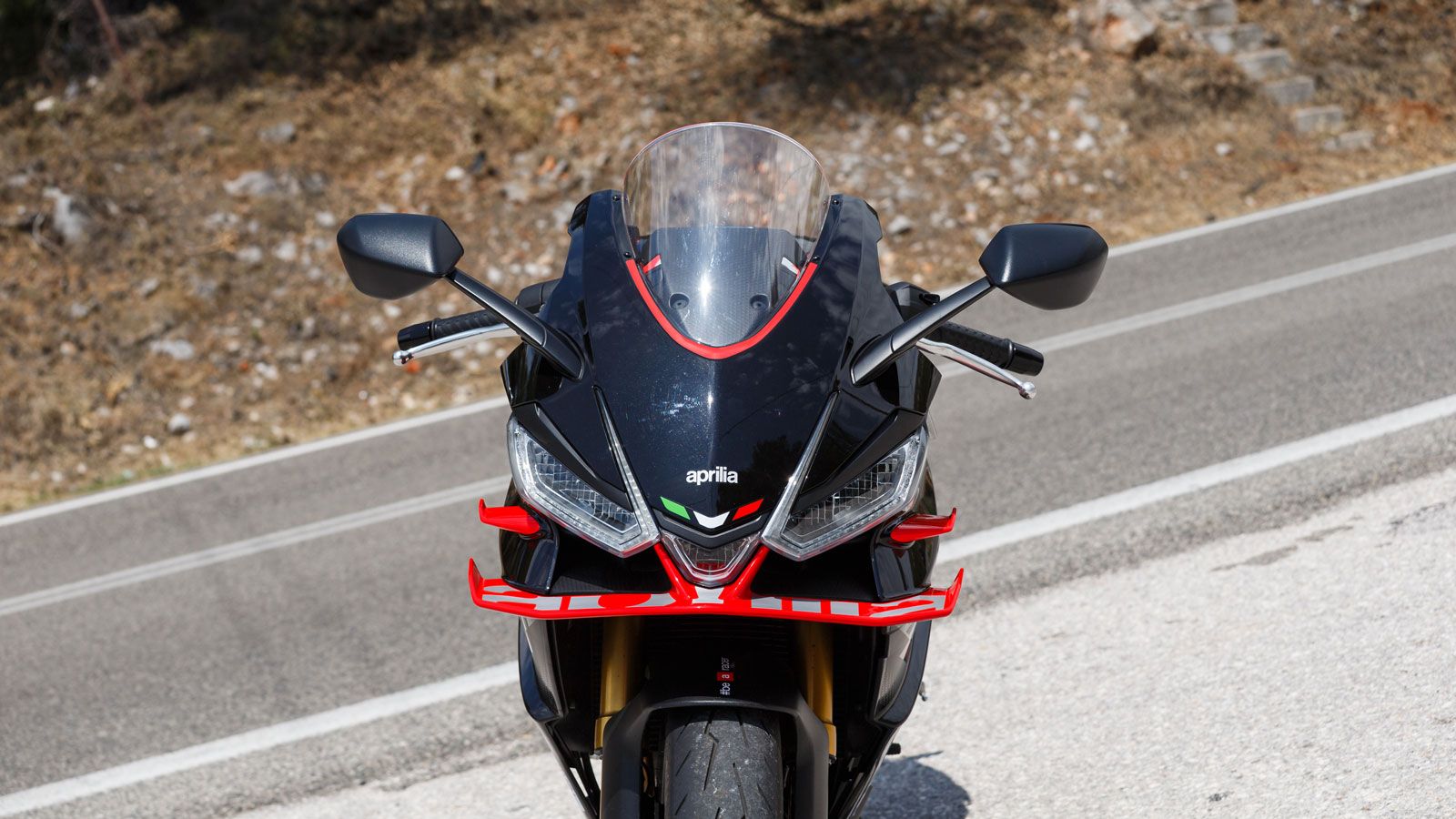 Ο χαρακτηριστικός τριπλός προβολέας σήμα κατατεθέν του RSV4, ταίριαζε γάντι και στο RS 660 όμως έπρεπε πρώτα να δεχθεί το απαραίτητο redesign. 