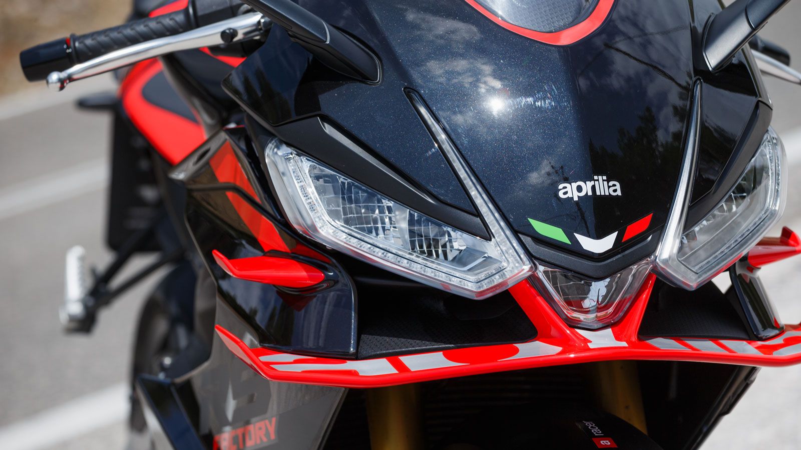 Με 14.290 ευρώ αγοράζεις μια σχεδόν αγωνιστική μοτοσυκλέτα, με εξοπλισμό που ζηλεύουν πολύ ακριβότερες κατασκευές, ταυτόχρονα όμως παίρνεις και την αί