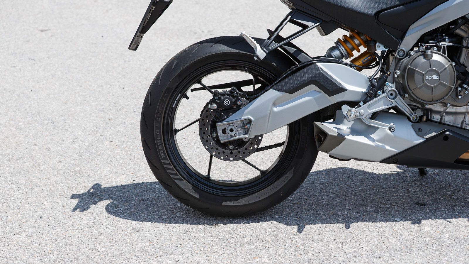 Το τελευταίο φιλοξενεί χωρίς μοχλικό το ρυθμιζόμενο αμορτισέρ της KYB σε μια διάταξη που εξοικονομεί μερικά ακόμη πολύτιμα γραμμάρια από το συνολικό β