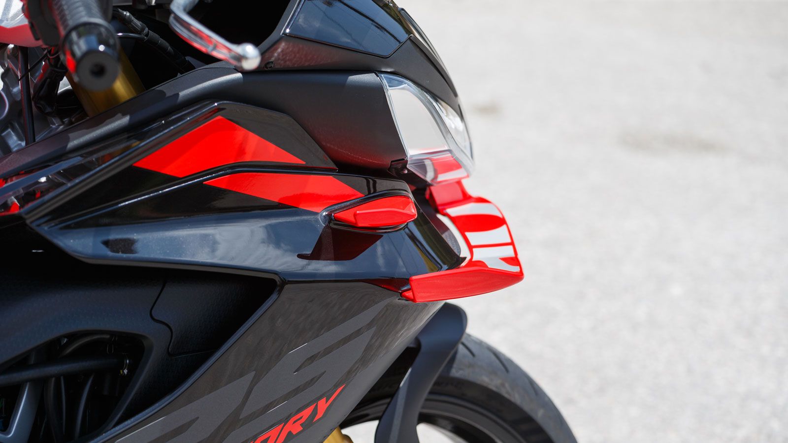 Τα φλας είναι πλέον ενσωματωμένα στα φώτα DRL, διαθέτουν λειτουργία αυτόματης ακύρωσης και αναβοσβήνουν στο έντονο φρενάρισμα, ενώ επιπλέον συναντάμε 