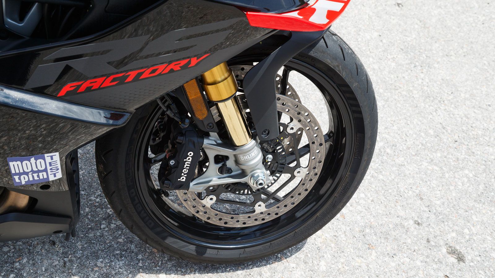 Το RS 660 Factory εξοπλίζεται με ακτινική τρόμπα και ακτινικές τετραπίστονες δαγκάνες με δίσκους 320 χιλ μπροστά, διπίστονη δαγκάνα με δίσκο 220χιλ πί