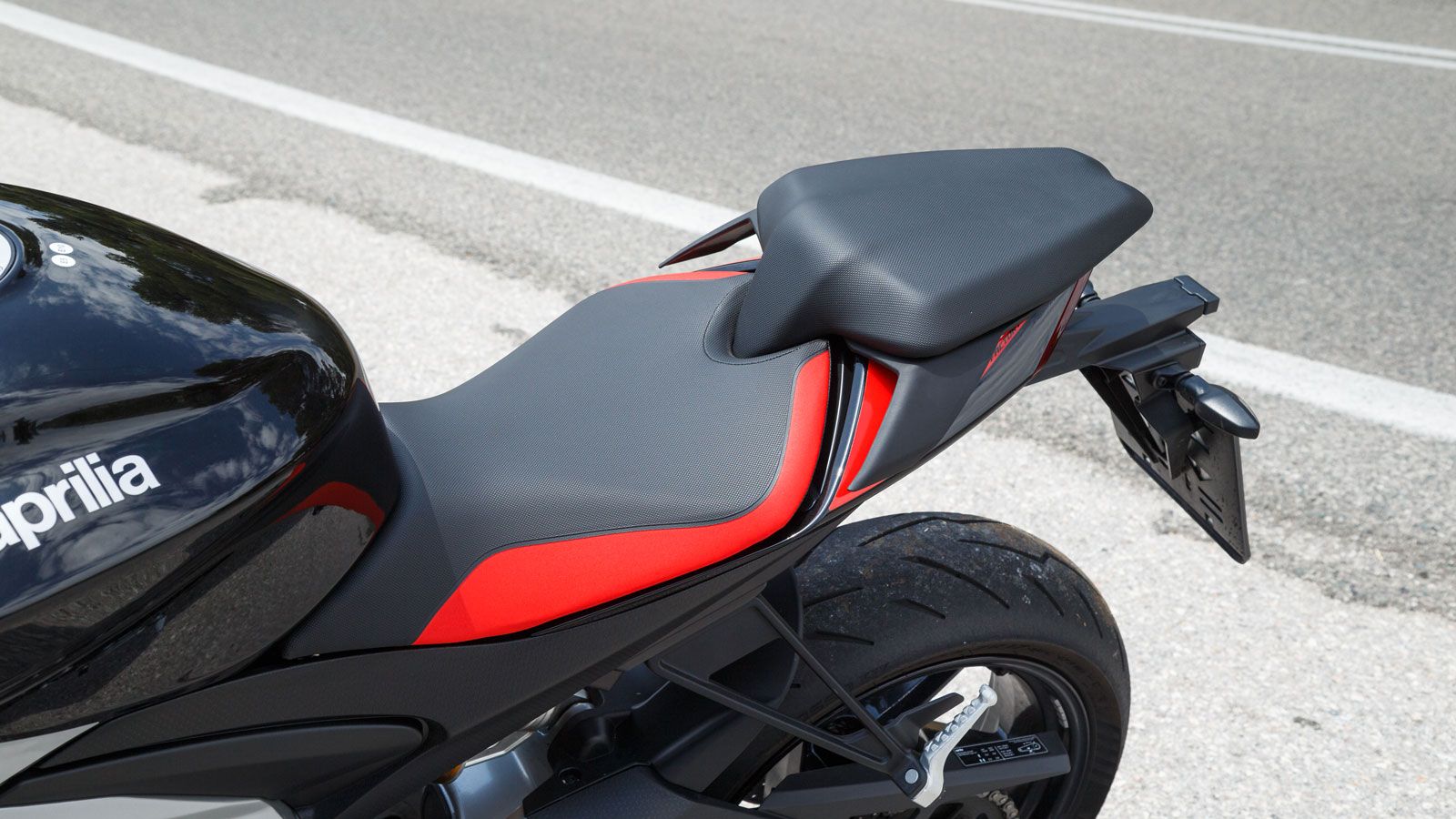 Με τόσο δυναμική εμφάνιση, ο νους σου πάει κατευθείαν σε μια άβολη στάση τύπου superbike, όμως η Aprilia έχει αρκετούς άσσους κρυμμένους στο μανίκι τη