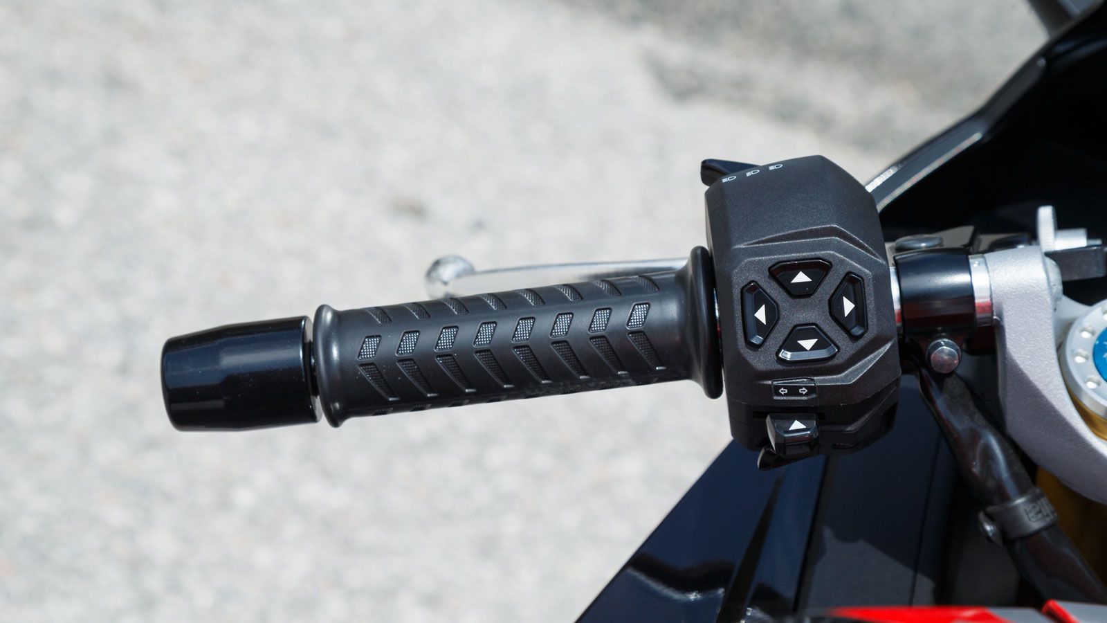 Η περιήγηση στο μενού γίνεται εύκολα με τους διακόπτες στην αριστερή πλευρά του τιμονιού και εκεί μπορείς να βρεις τα πάντα, από υπολογιστή ταξιδίου μ