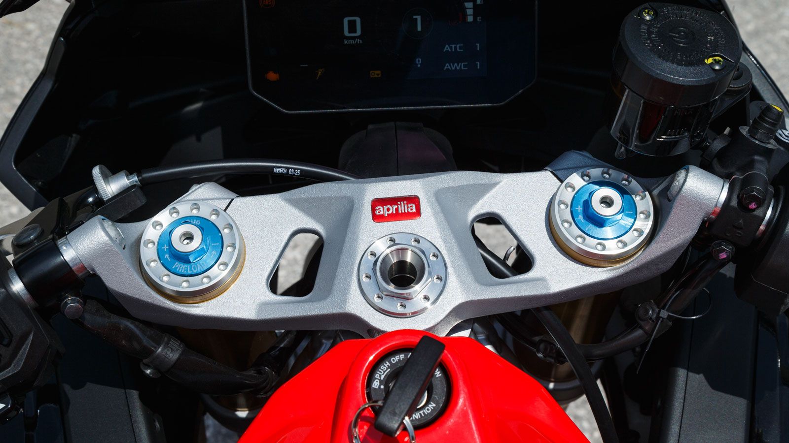 Στο μπροστινό μέρος συναντάμε ένα  πλήρως ρυθμιζόμενο ανεστραμμένο πιρούνι 41χιλ επίσης από την KYB, ενώ για την πέδηση φροντίζει η Brembo.