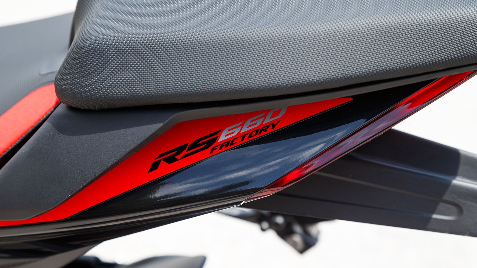 Προσοχή δόθηκε και στη θέση του συνεπιβάτη, καθώς η σέλα που του αντιστοιχεί είναι αρκετά μεγάλη για τα δεδομένα της κατηγορίας,