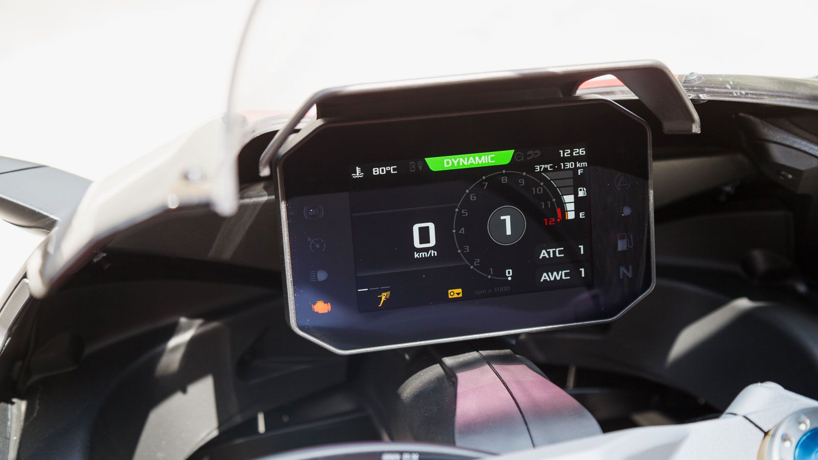 Το RS 660 δεν ακολουθεί τα χνάρια του RSV4 μόνο στην εμφάνιση, αλλά και στην πληροφόρηση που προσφέρει στον αναβάτη αφού εξοπλίζεται με μια εντυπωσιακ