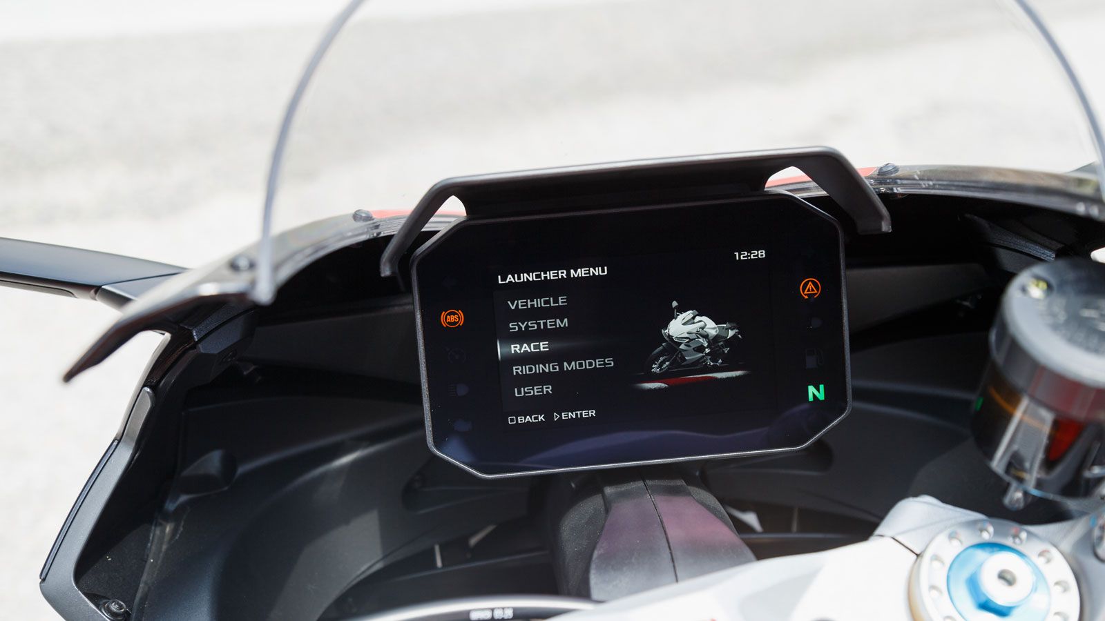 Παρέχει ξεχωριστές απεικονίσεις Track-Road ενώ  μεταβάλλει αυτόματα το φόντο από λευκό σε μαύρο ανάλογα με τον εξωτερικό φωτισμό.