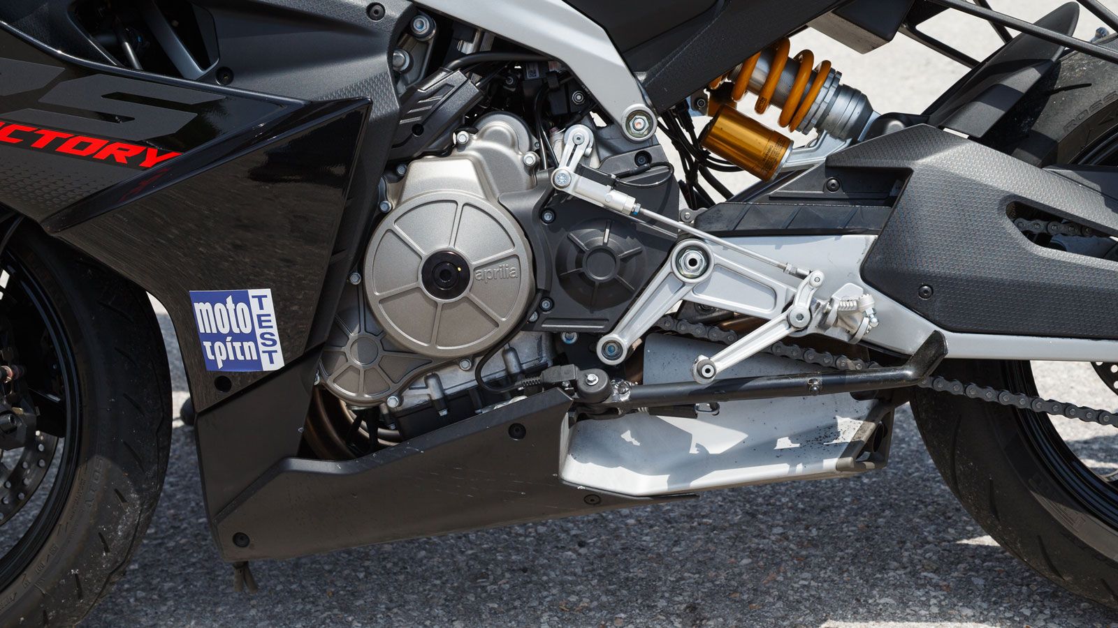 Για να καταφέρει λοιπόν να αποδώσει 105 ίππους στις 10.500σ.α.λ  και 6.8 χλγμ ροπής στις 8500σ.α.λ καλύπτοντας τις προδιαγραφές Euro 5+, μεταφέρθηκε ό