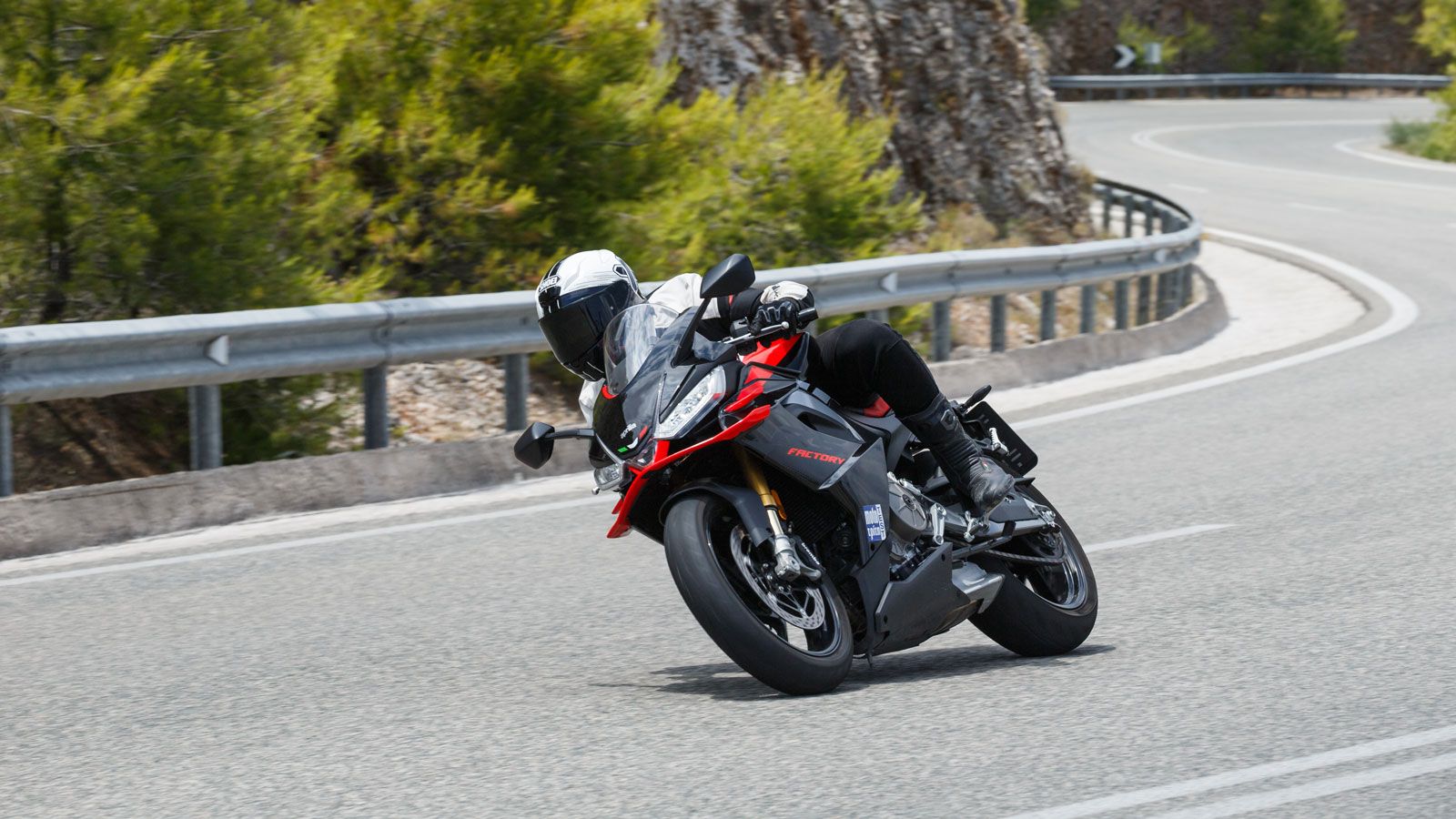 Μην σε ξεγελά η εμφάνιση, δεν είναι ανάγκη να πας κατευθείαν στην πίστα για να ευχαριστηθείς το RS 660 αν και μελλοντικά σίγουρα θα το κάνεις, ακόμη κ