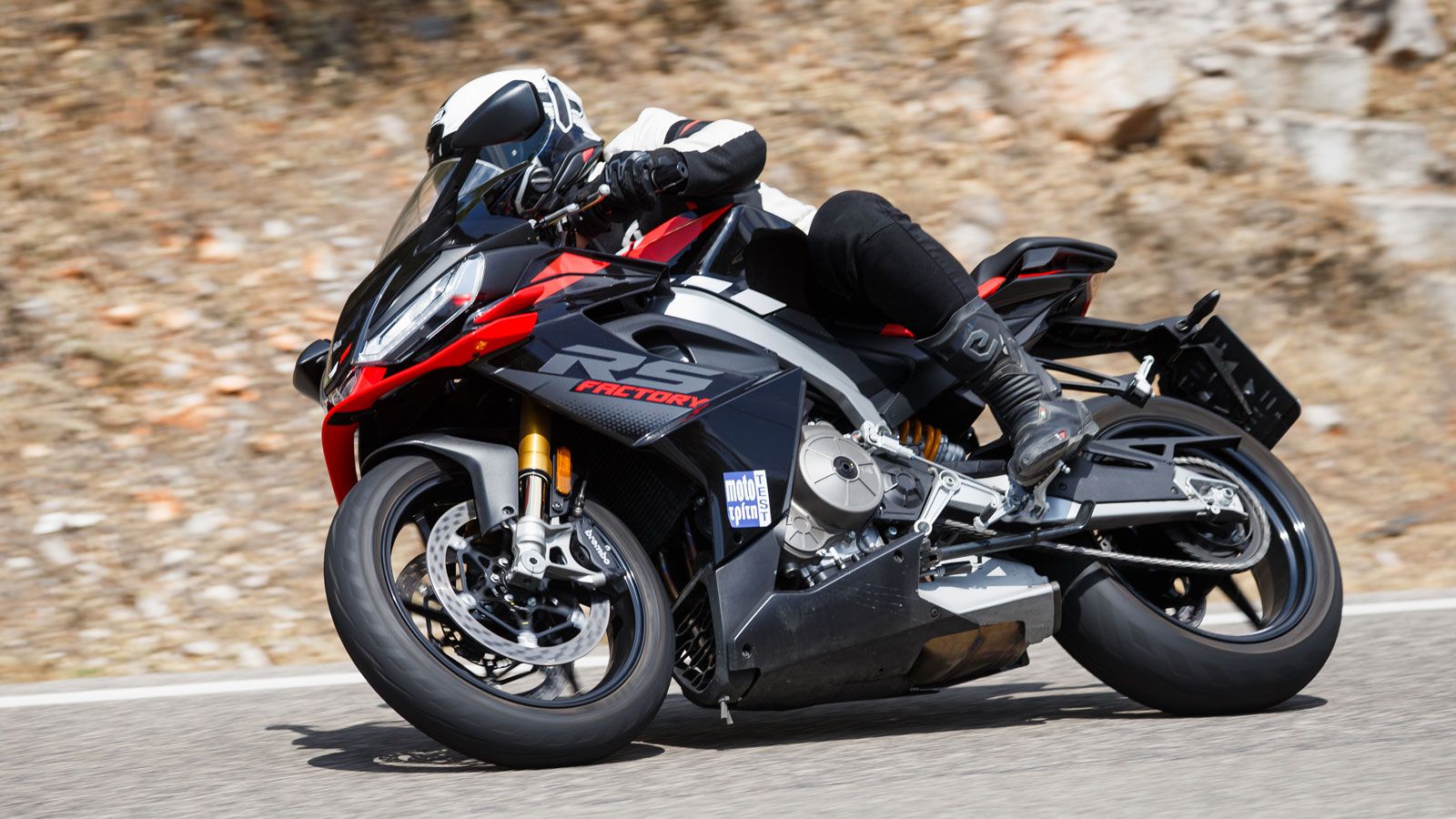 Με χαμηλό βάρος, 100 εκμεταλλεύσιμους ίππους, κορυφαία ηλεκτρονικά, αυθεντικό στήσιμο Aprilia αλλά και ιταλικό design, το επιτέλους είναι η πρώτη λέξη