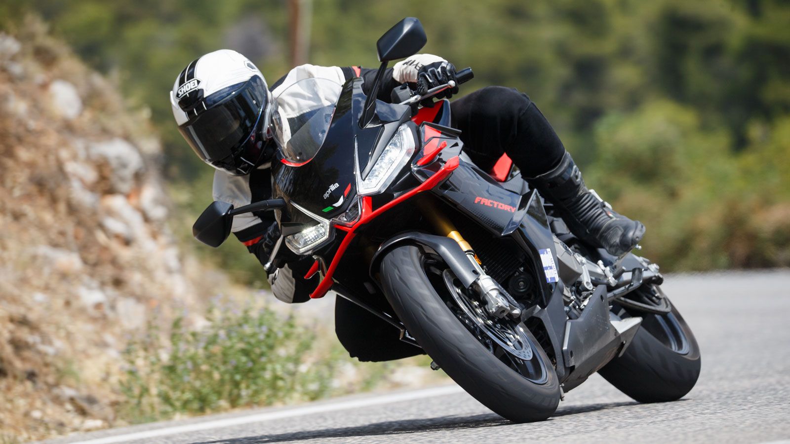 Παρότι όμως μοιράζεται το ίδιο μηχανικό σύνολο με το γυμνό αδελφάκι του, το RS δείχνει να μην το απολαμβάνει τόσο όταν δουλεύει κάτω από τις 2.500 σ.α