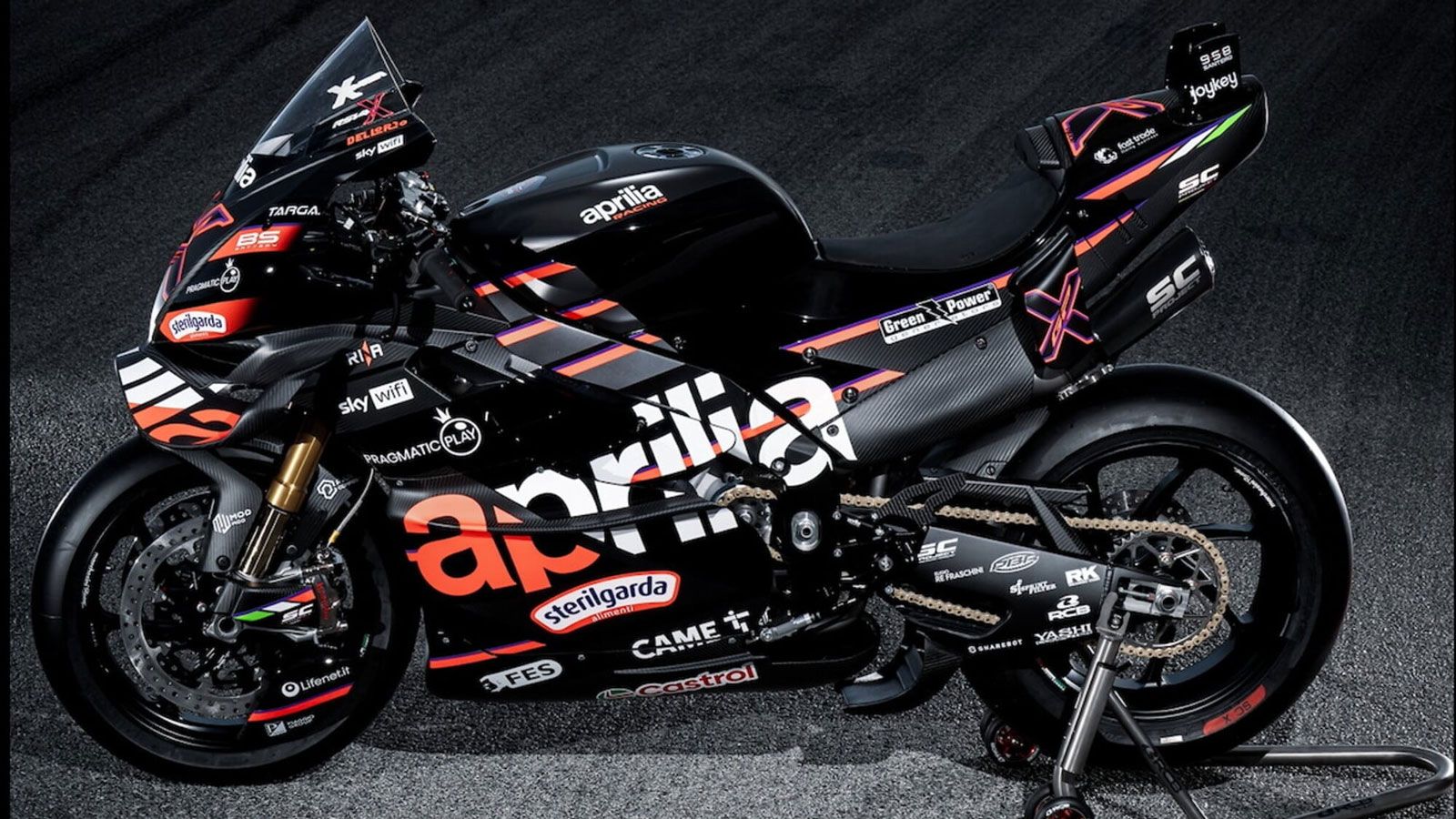 Η Aprilia RSV4 X-GP αποτελεί την πιο πρόσφατη και πιο ακραία δημιουργία του τμήματος Aprilia Racing, και μέσα σε μόλις 14 ημέρες εξαντλήθηκε πλήρως. Κ