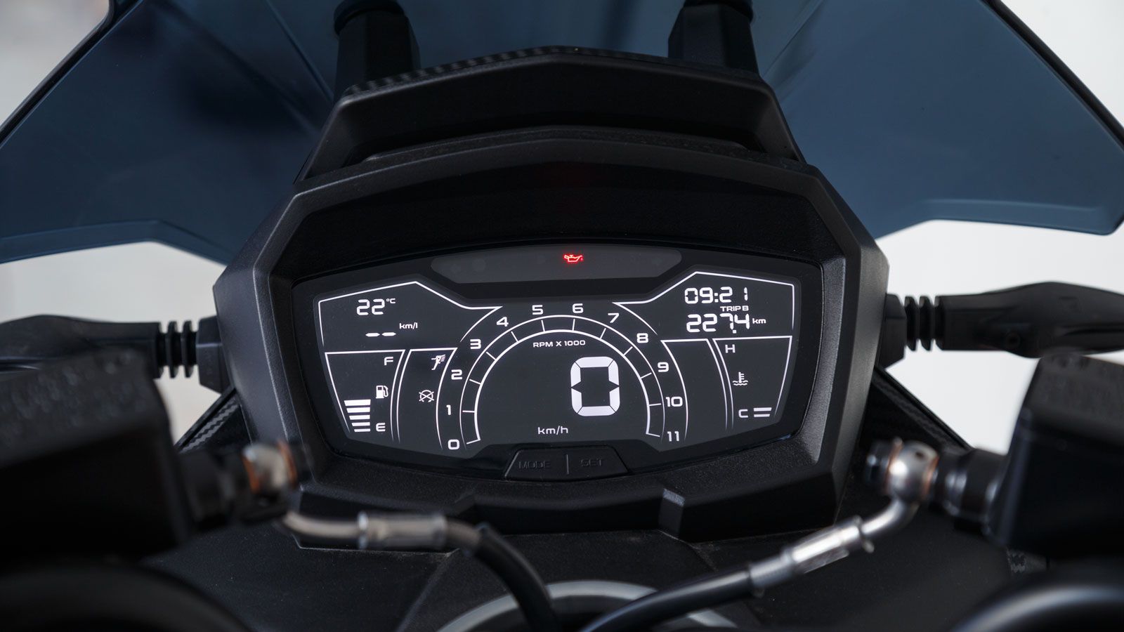 Η εργονομική εμπειρία συμπληρώνεται από μια ευανάγνωστη οθόνη LCD, που ξεχωρίζει για την πολύ καλή απόκριση και τη σωστή απεικόνιση των πληροφοριών, χ