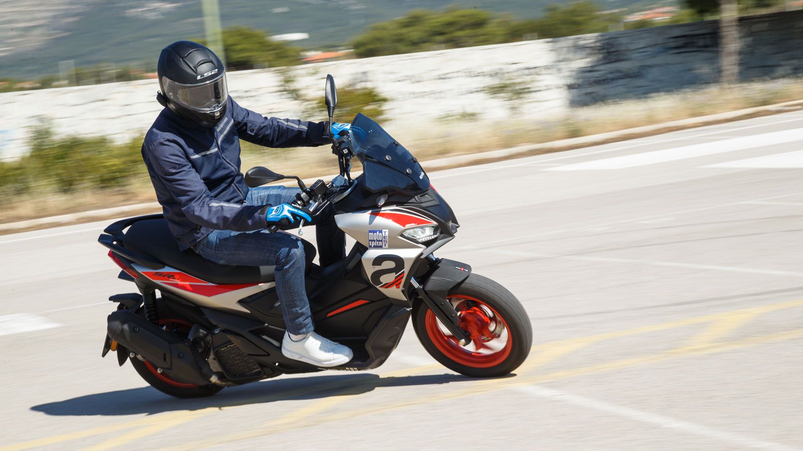 Tο Aprilia SR GT 200 που στρίβει παιχνιδιάρικα, επιταχύνει αλήτικα, χώνεται παντού και σε βάζει στην πρίζα να το ξεζουμίσεις και να περάσεις καλά εκεί