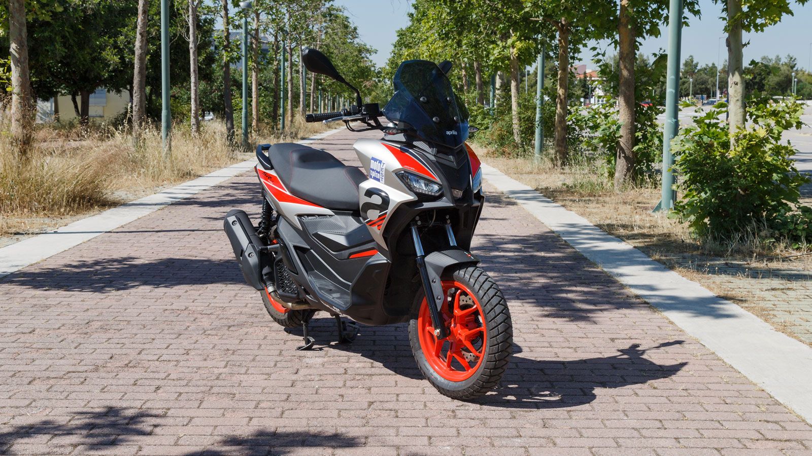 To Aprilia SR GT 200, στα 3.499 ευρώ αποτελεί εξαιρετική επιλογή για όσους θέλουν κάτι πιο ισχυρό ή για όσους θέλουν ένα scooter με χαμηλή κατανάλωση 