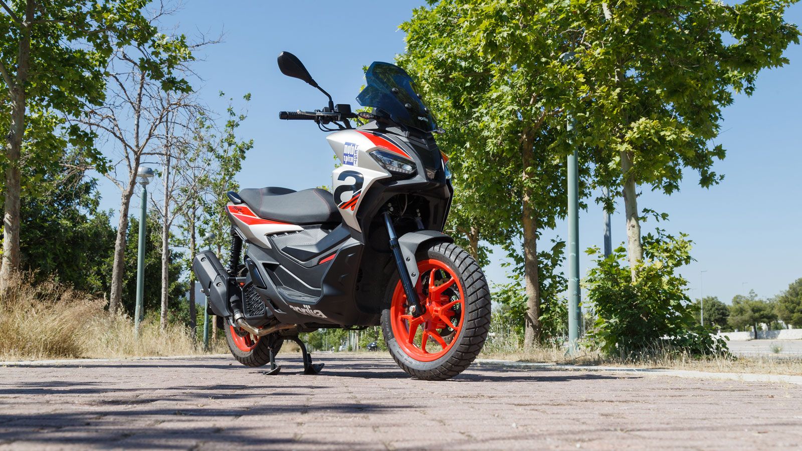 Παρά τον αστικό του προσανατολισμό και την πρακτικότητα που προσφέρει, το Aprilia SRGT200 ξεχωρίζει για τον σπορ χαρακτήρα που διατηρεί σε πλαίσιο, αν