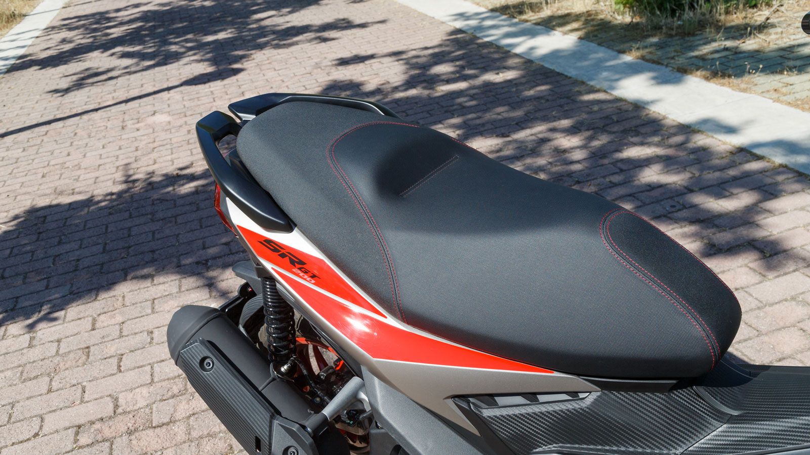 Η σέλα έχει αφρώδες καλής ποιότητας και ελαφρώς σκληρό χαρακτήρα, προσφέροντας επαρκή στήριξη χωρίς να κουράζει, αν και τόσο το μέγεθός της όσο και η 