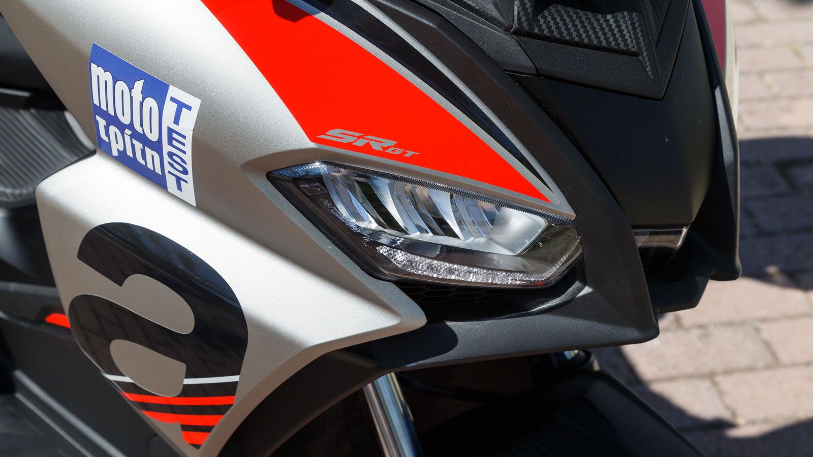  Στα πλευρικά φαίρινγκ παρατηρούνται μεγάλα ανοίγματα που θυμίζουν αεροδυναμικά πτερύγια, τα οποία έχουν αποκλειστικά αισθητική λειτουργία, συμβάλλοντ