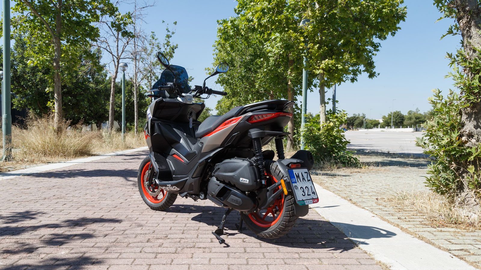 Η αισθητική αυτή παραπέμπει άμεσα στα RSV και Tuono, τονίζοντας τη σπορ καταγωγή και ενισχύοντας την αίσθηση επιθετικότητας.