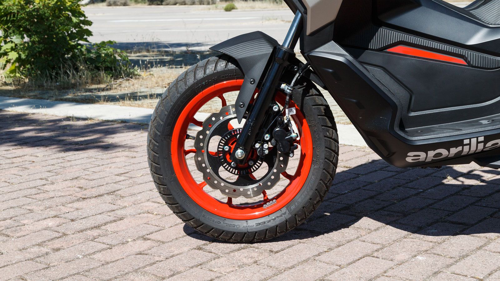 Το τηλεσκοπικό πιρούνι, με καλάμια διαμέτρου 33 χιλιοστών και διαδρομή 120 χιλιοστών, και τα δύο πίσω υδραυλικά αμορτισέρ με ρυθμιζόμενη προφόρτιση κα