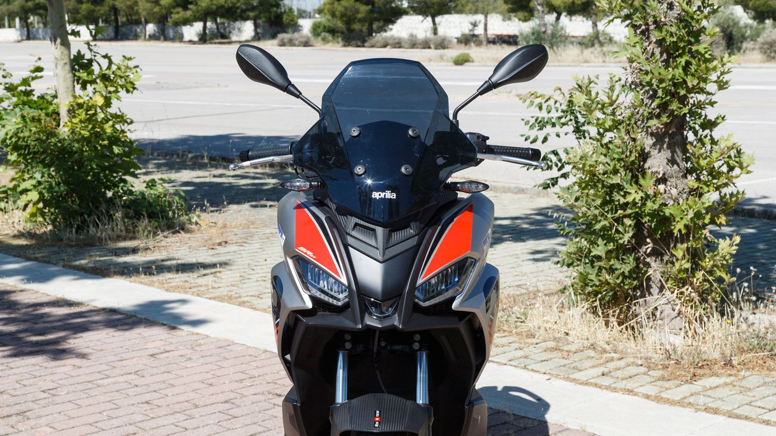 Η κοντή, φυμέ ζελατίνα μπροστά είναι μη ρυθμιζόμενη και συμπληρώνει ιδανικά την «αλήτικη» εικόνα του συνόλου, με σαφή στόχευση σε νεότερο και πιο δρασ