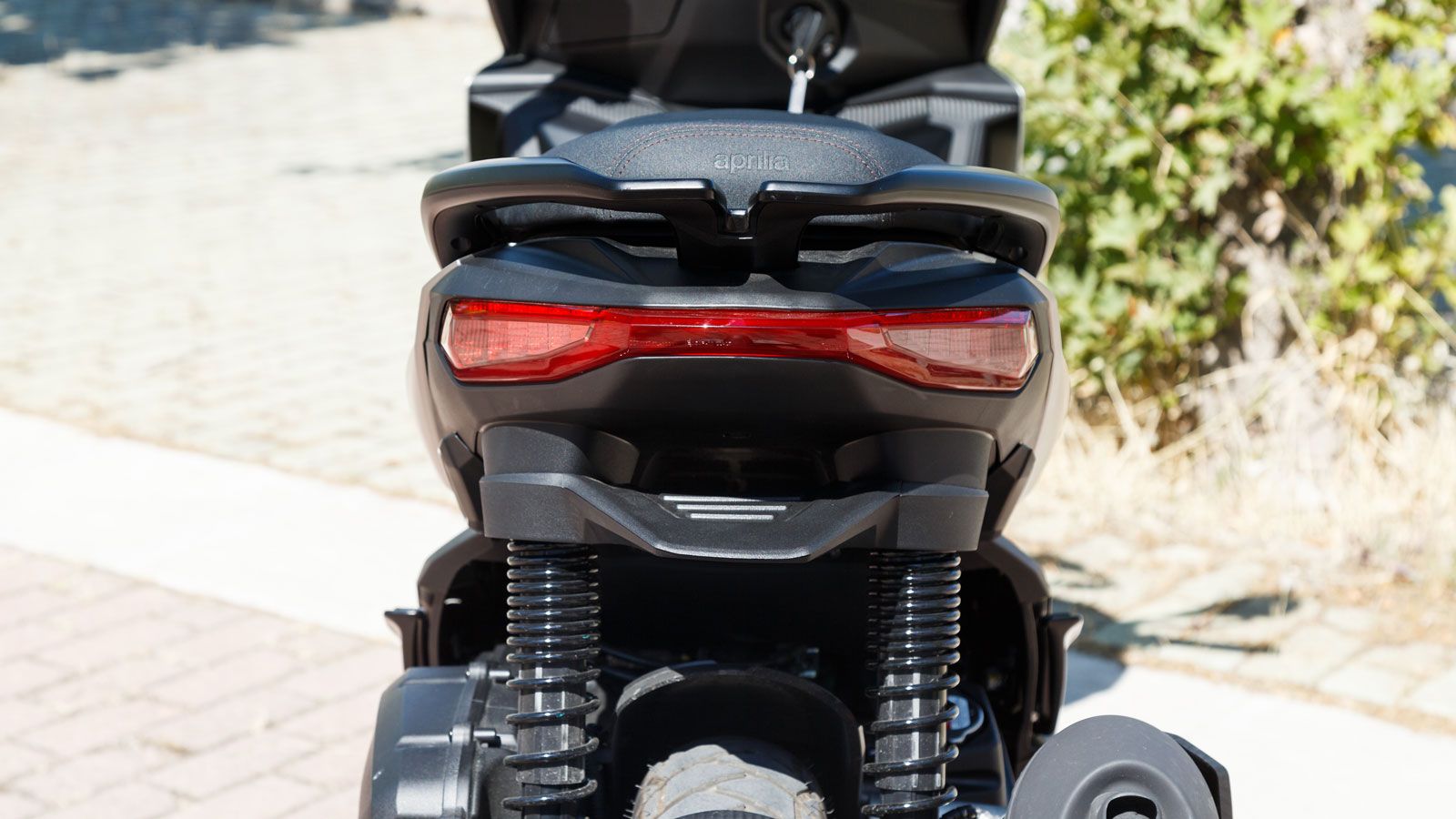 Πίσω, η ουρά ολοκληρώνει με προσοχή την εικόνα με ένα LED φωτιστικό σώμα που ενσωματώνει τα φλας, αεροδυναμικές χειρολαβές συνεπιβάτη που δείχνουν σχε